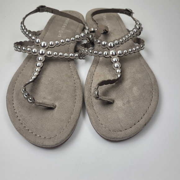 Madden Girl Shoes - Flat Sandals Madden girl Amie taupe, size 8.5 M